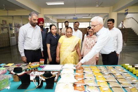 लेडी गवर्नर श्रीमती अनीता कटारिया ने चंडीगढ़ स्थित गवर्नमेंट रिहैबिलिटेशन इंस्टीट्यूट फॉर इंटेलेक्चुअल डिसएबिलिटीज का दौरा किया। उन्होंने दिव्यांग बच्चों से आत्मीय संवाद कर उनका उत्साहवर्धन किया और उनके साथ मिठाइयाँ व फल साझा कर वातावरण को आनंदमय बनाया।