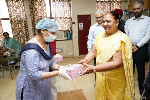 लेडी गवर्नर श्रीमती अनीता कटारिया ने चंडीगढ़ स्थित गवर्नमेंट रिहैबिलिटेशन इंस्टीट्यूट फॉर इंटेलेक्चुअल डिसएबिलिटीज का दौरा किया। उन्होंने दिव्यांग बच्चों से आत्मीय संवाद कर उनका उत्साहवर्धन किया और उनके साथ मिठाइयाँ व फल साझा कर वातावरण को आनंदमय बनाया।