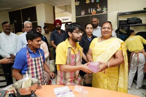 लेडी गवर्नर श्रीमती अनीता कटारिया ने चंडीगढ़ स्थित गवर्नमेंट रिहैबिलिटेशन इंस्टीट्यूट फॉर इंटेलेक्चुअल डिसएबिलिटीज का दौरा किया। उन्होंने दिव्यांग बच्चों से आत्मीय संवाद कर उनका उत्साहवर्धन किया और उनके साथ मिठाइयाँ व फल साझा कर वातावरण को आनंदमय बनाया।