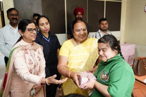 लेडी गवर्नर श्रीमती अनीता कटारिया ने चंडीगढ़ स्थित गवर्नमेंट रिहैबिलिटेशन इंस्टीट्यूट फॉर इंटेलेक्चुअल डिसएबिलिटीज का दौरा किया। उन्होंने दिव्यांग बच्चों से आत्मीय संवाद कर उनका उत्साहवर्धन किया और उनके साथ मिठाइयाँ व फल साझा कर वातावरण को आनंदमय बनाया।